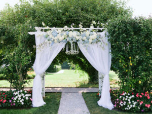 Cổng cưới kết từ hoa tươi hình vòng cung
